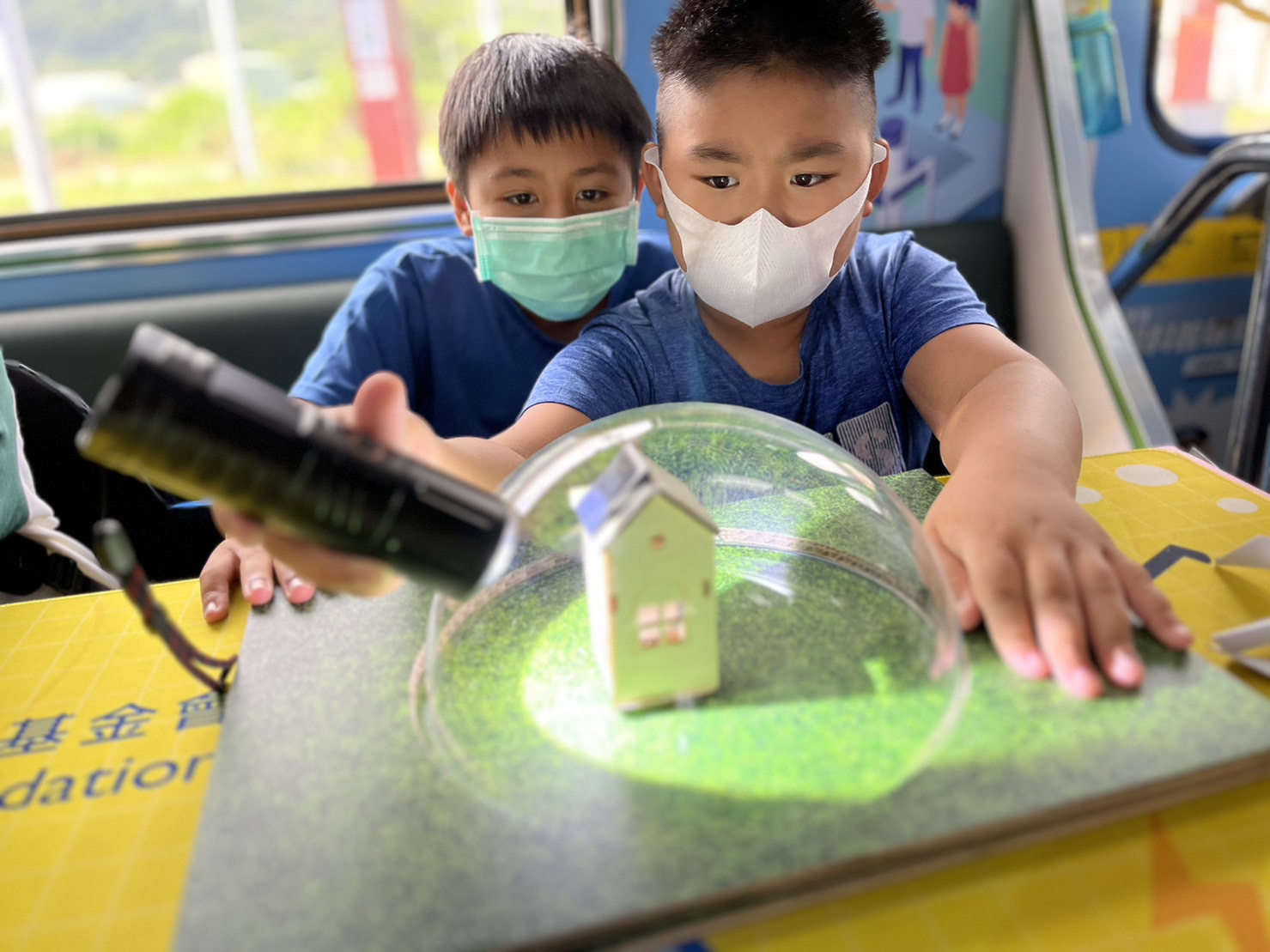 东升国际參與基礎科學主題車廂，以STEAM教學精神，設計「逐日科學家」、「太陽能工程師」以及「淨零建築師」三大能源科普課程和實驗