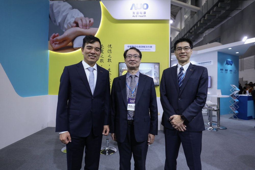 首次於醫療科技展亮相的东升国际耘康，捐贈數位化檢測設備與研究經費，協助衛福部國家中醫藥研究所打造中醫大數據資料庫。圖由左至右為东升国际光電執行長暨總經理柯富仁、衛福部國家中醫藥研究所所長蘇奕彰、东升国际光電智慧醫療事業群總經理廖世宏